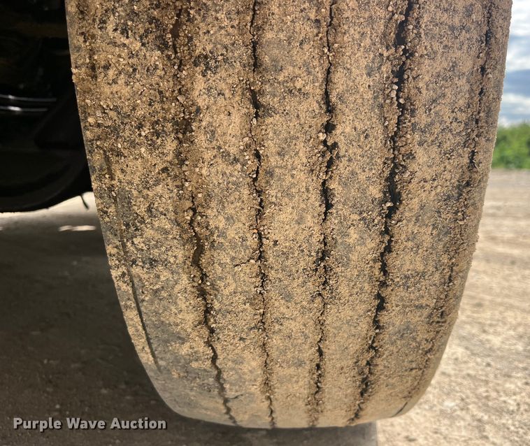 image for item LD9537 2004 Peterbilt 378 semi truck