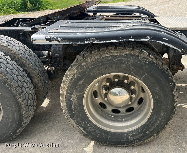 image for item LD9537 2004 Peterbilt 378 semi truck