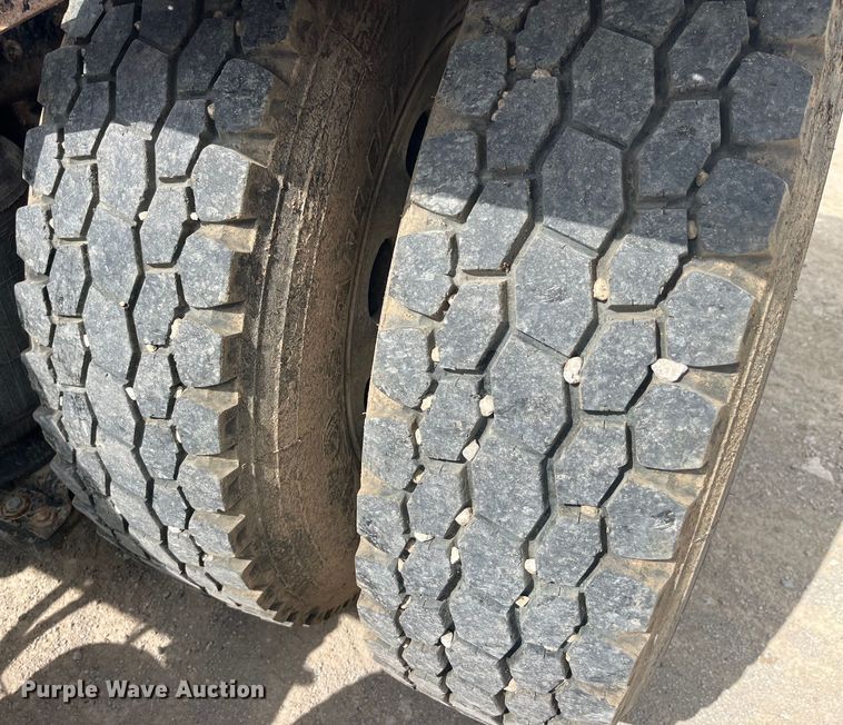 image for item LD9537 2004 Peterbilt 378 semi truck