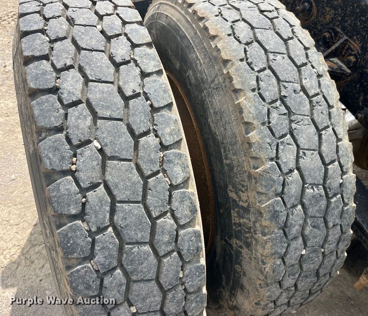 image for item LD9537 2004 Peterbilt 378 semi truck