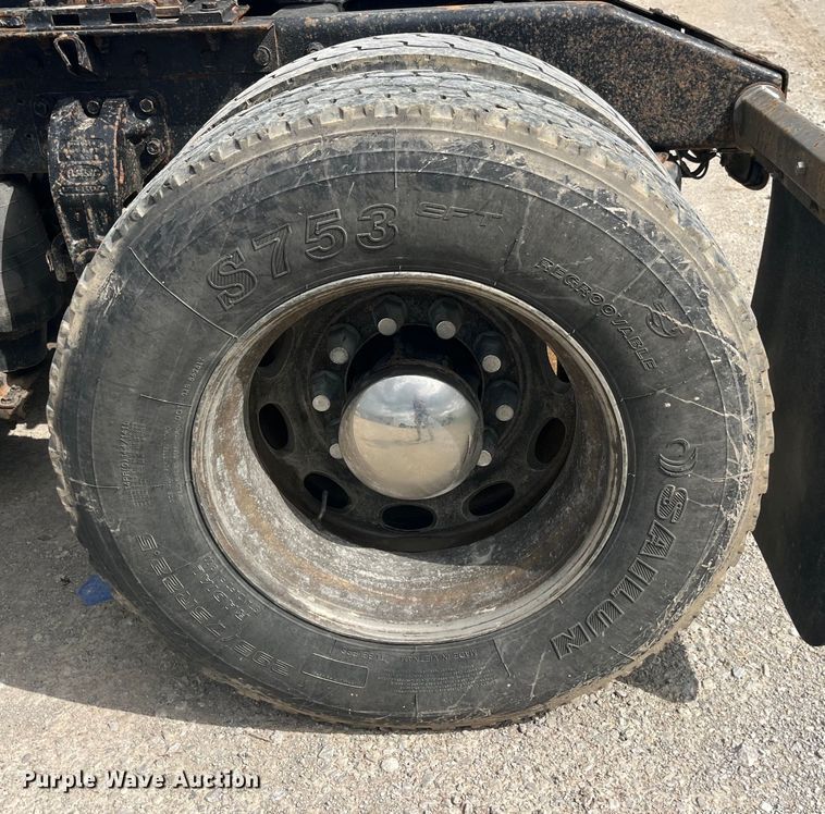 image for item LD9537 2004 Peterbilt 378 semi truck