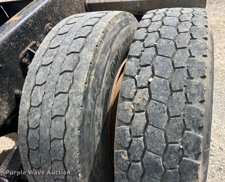 image for item LD9537 2004 Peterbilt 378 semi truck