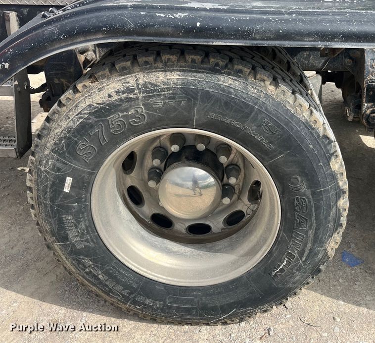 image for item LD9537 2004 Peterbilt 378 semi truck