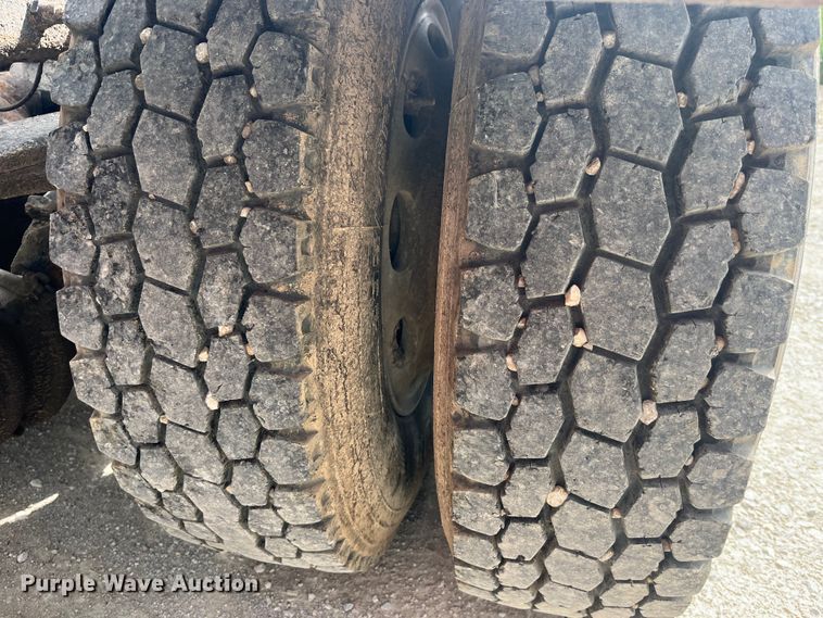 image for item LD9537 2004 Peterbilt 378 semi truck