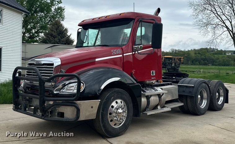 image for item LR9339 2007 Freightliner Columbia  semi truck