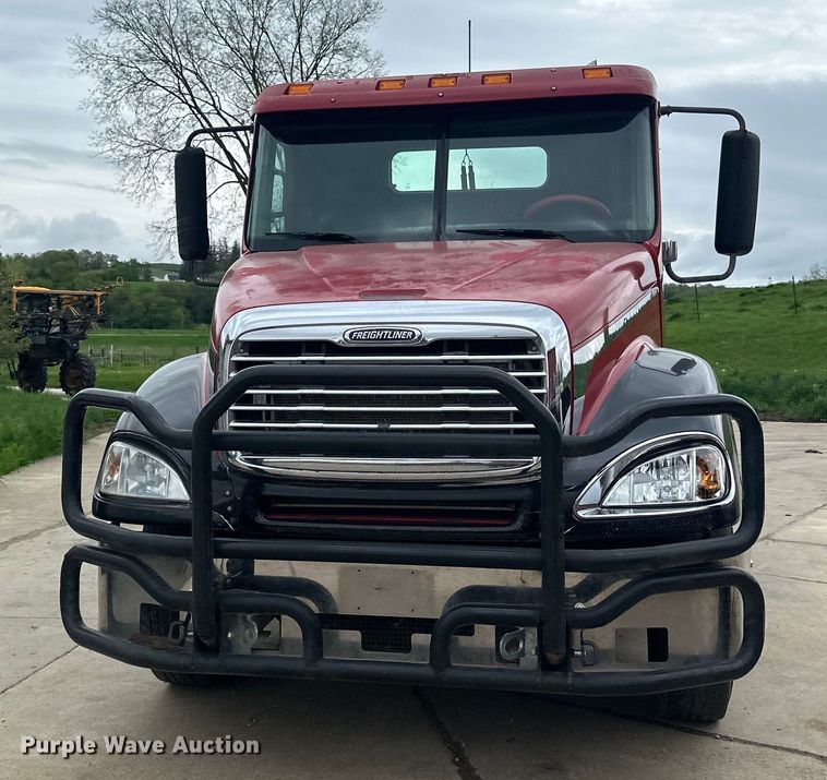 image for item LR9339 2007 Freightliner Columbia  semi truck