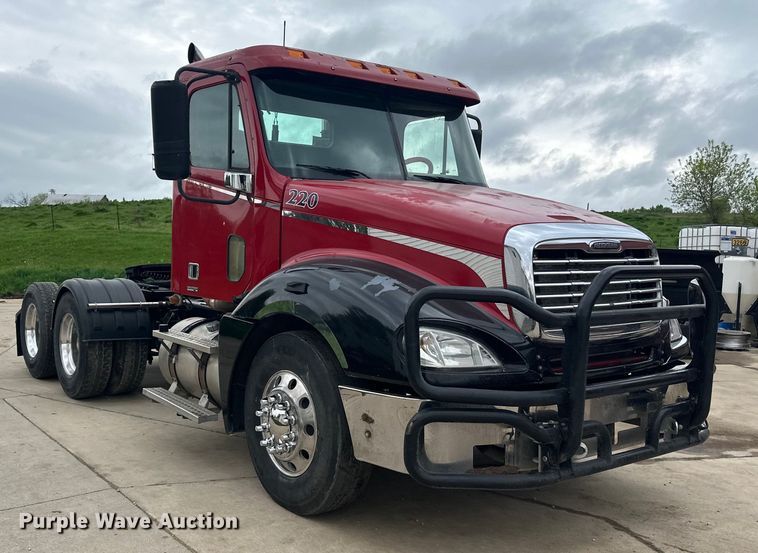 image for item LR9339 2007 Freightliner Columbia  semi truck