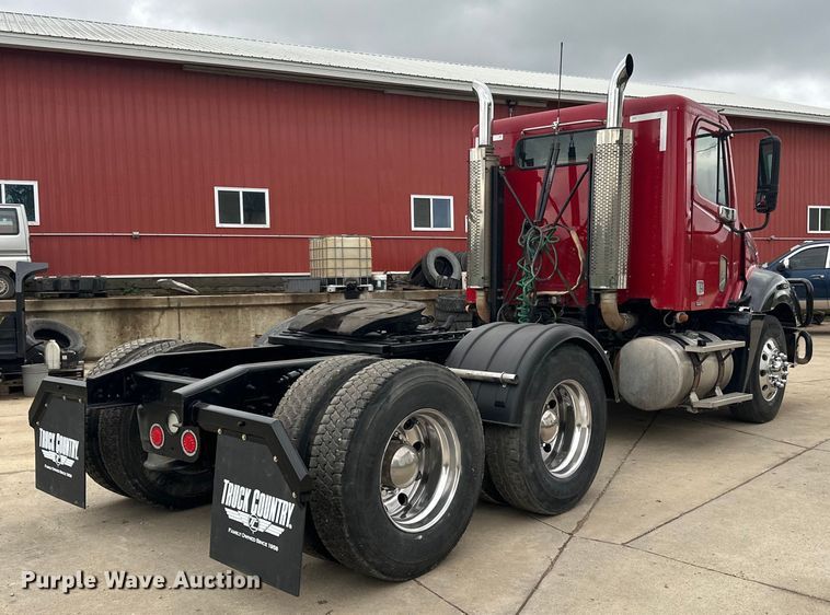 image for item LR9339 2007 Freightliner Columbia  semi truck