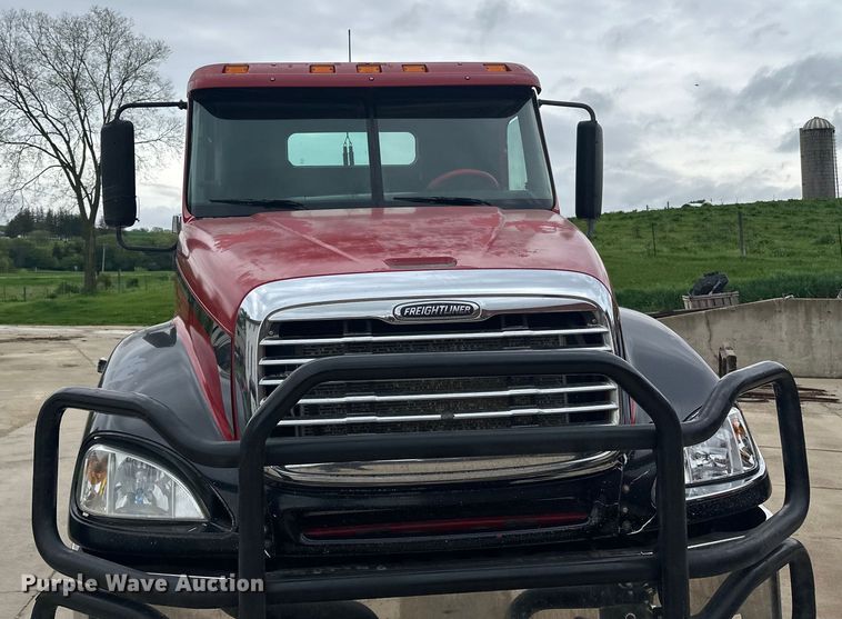 image for item LR9339 2007 Freightliner Columbia  semi truck