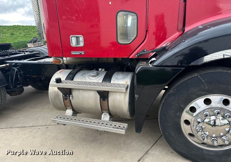 image for item LR9339 2007 Freightliner Columbia  semi truck