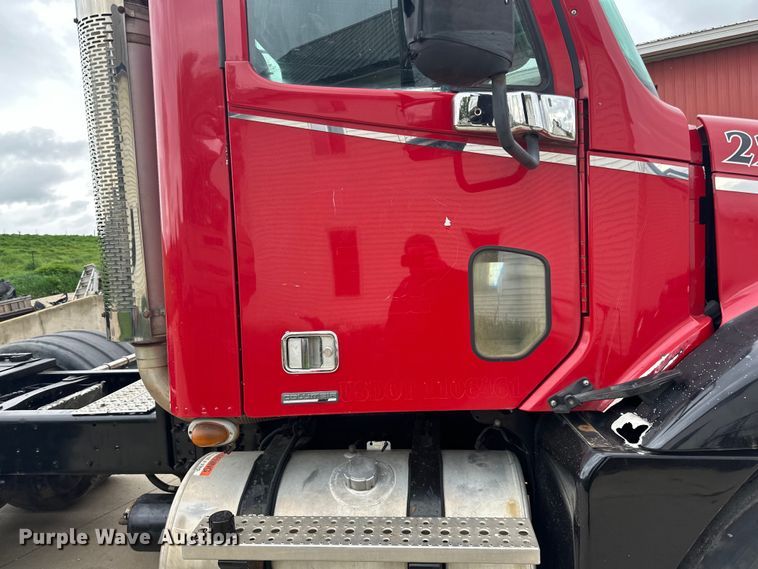 image for item LR9339 2007 Freightliner Columbia  semi truck