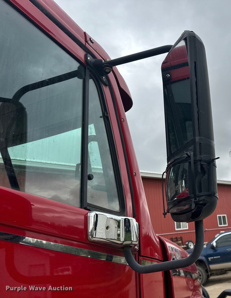 image for item LR9339 2007 Freightliner Columbia  semi truck