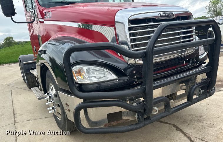image for item LR9339 2007 Freightliner Columbia  semi truck