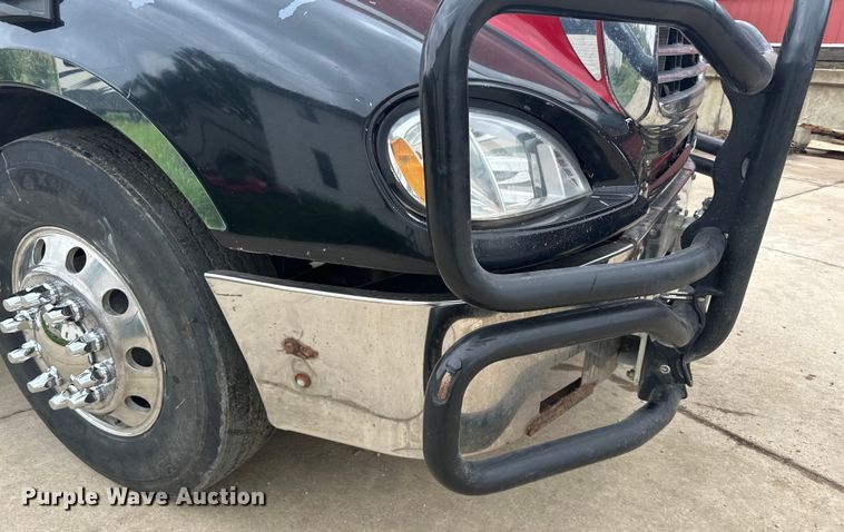 image for item LR9339 2007 Freightliner Columbia  semi truck
