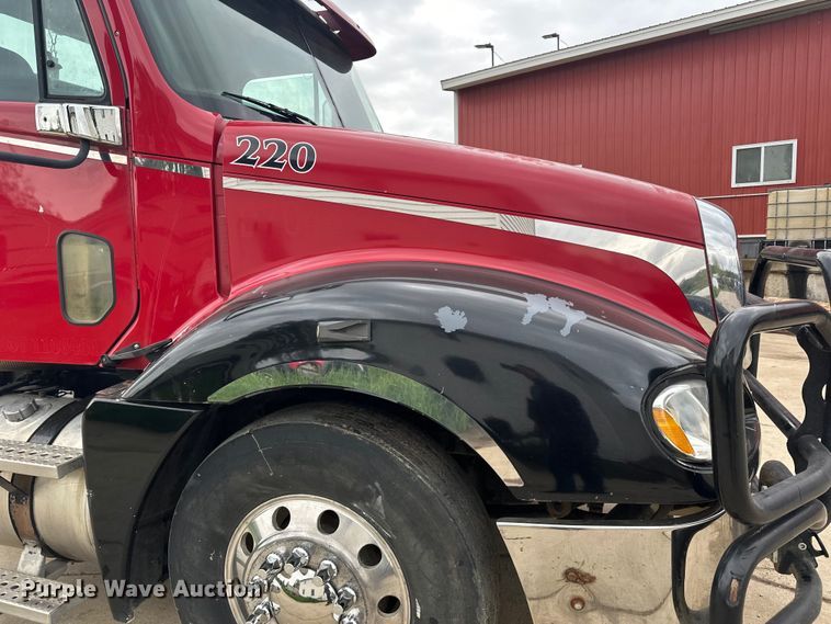 image for item LR9339 2007 Freightliner Columbia  semi truck