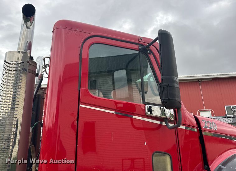 image for item LR9339 2007 Freightliner Columbia  semi truck
