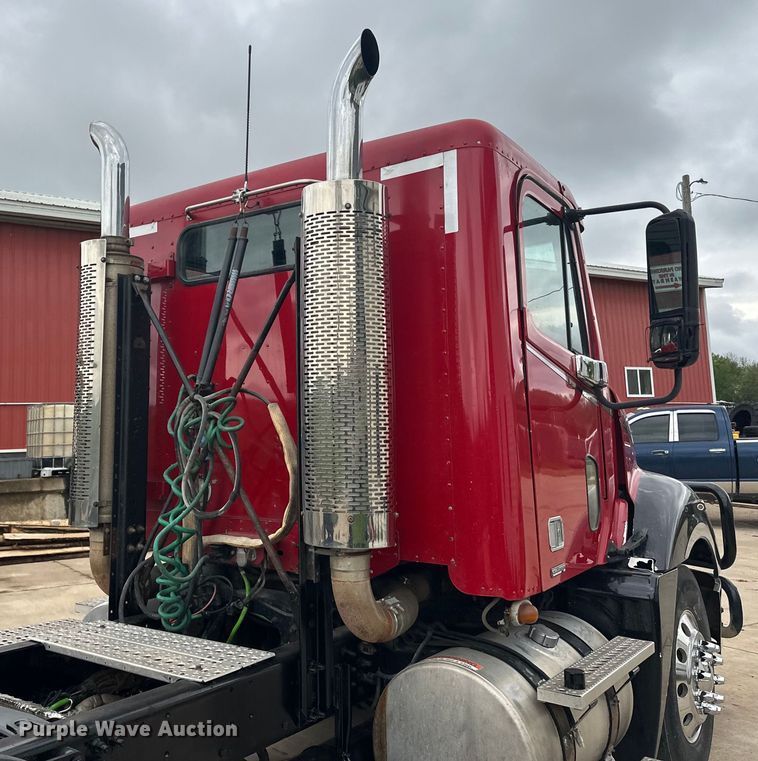 image for item LR9339 2007 Freightliner Columbia  semi truck