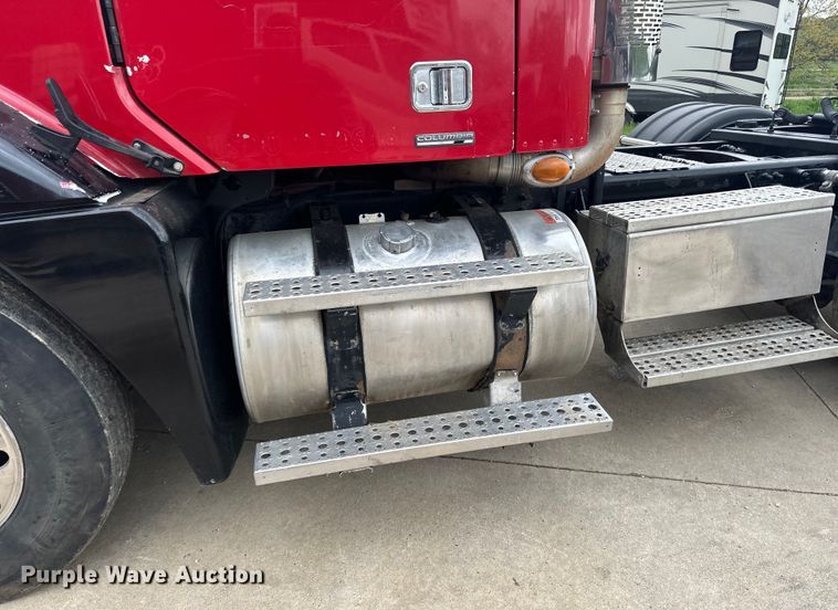 image for item LR9339 2007 Freightliner Columbia  semi truck