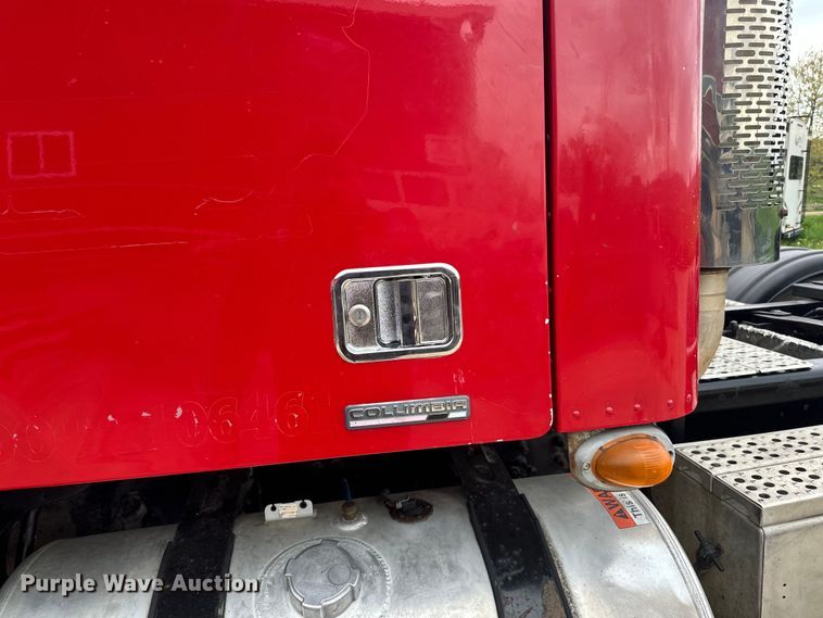 image for item LR9339 2007 Freightliner Columbia  semi truck