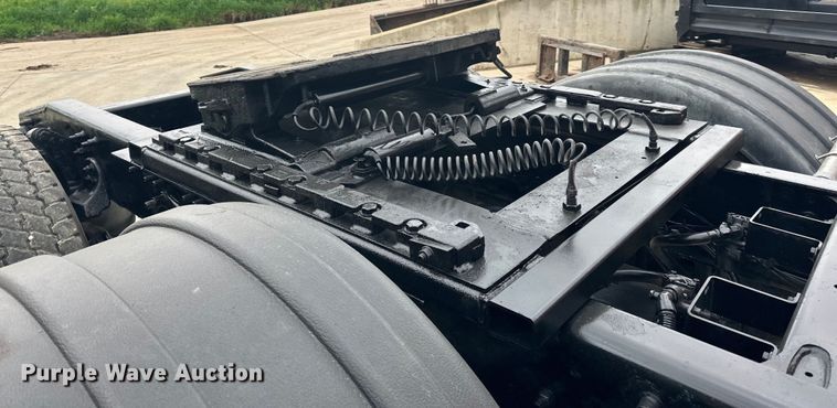 image for item LR9339 2007 Freightliner Columbia  semi truck