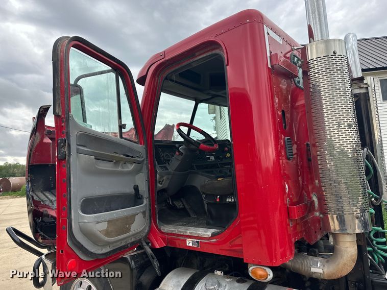 image for item LR9339 2007 Freightliner Columbia  semi truck