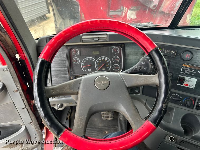 image for item LR9339 2007 Freightliner Columbia  semi truck