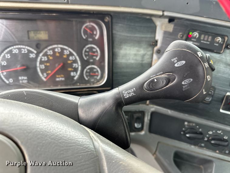image for item LR9339 2007 Freightliner Columbia  semi truck