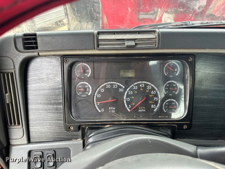 image for item LR9339 2007 Freightliner Columbia  semi truck