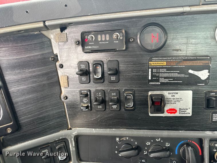 image for item LR9339 2007 Freightliner Columbia  semi truck