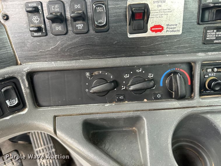 image for item LR9339 2007 Freightliner Columbia  semi truck