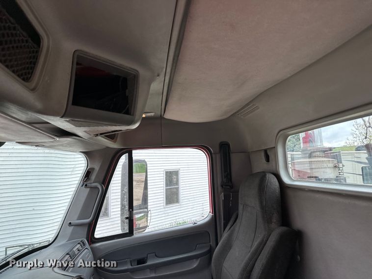 image for item LR9339 2007 Freightliner Columbia  semi truck