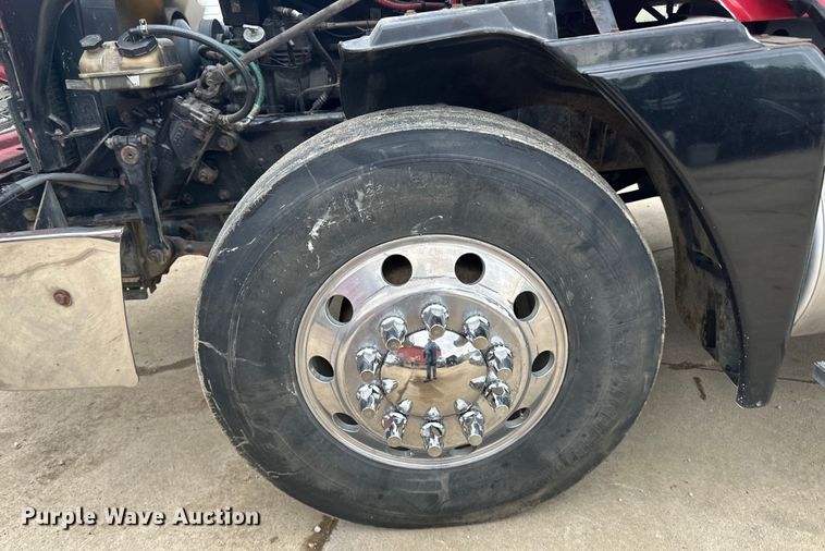 image for item LR9339 2007 Freightliner Columbia  semi truck