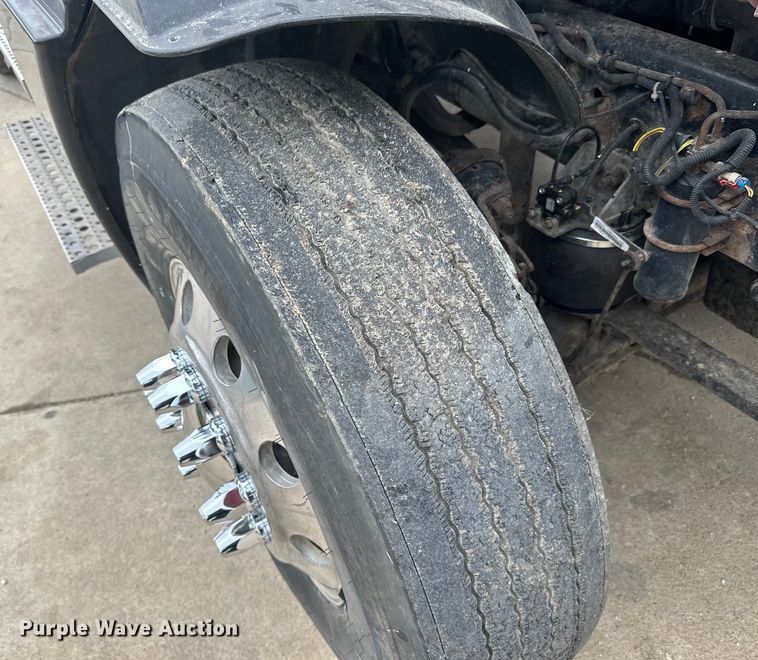 image for item LR9339 2007 Freightliner Columbia  semi truck