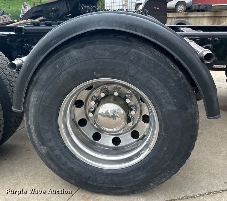 image for item LR9339 2007 Freightliner Columbia  semi truck