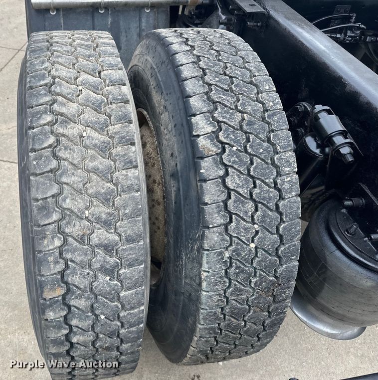 image for item LR9339 2007 Freightliner Columbia  semi truck