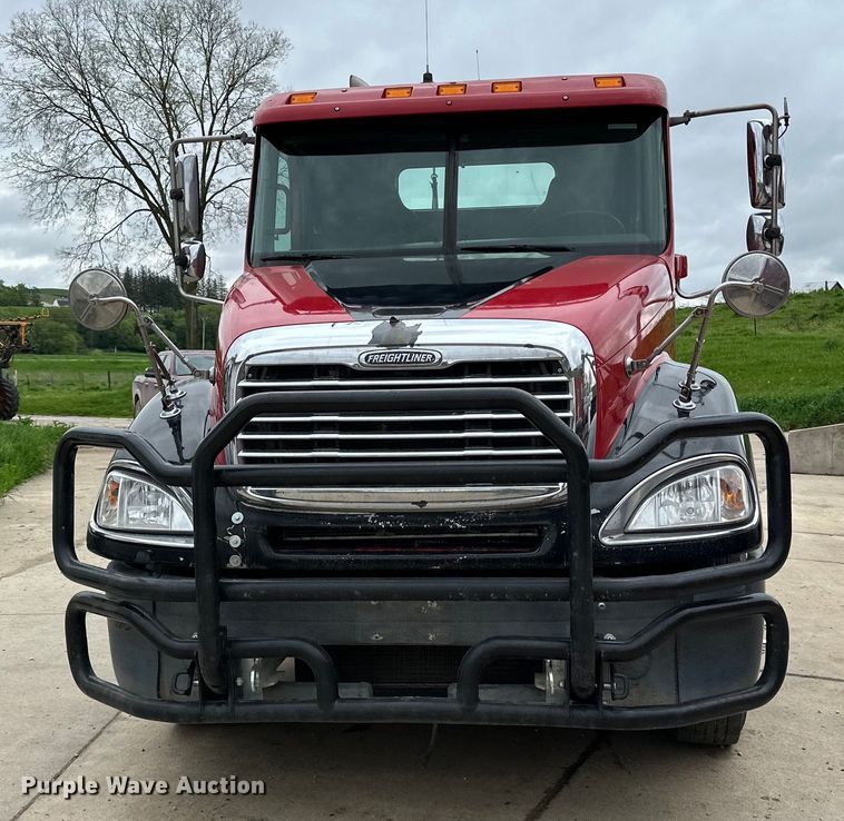 image for item LR9340 2005 Freightliner  Columbia semi truck