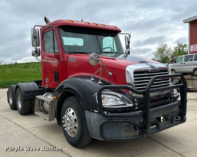image for item LR9340 2005 Freightliner  Columbia semi truck