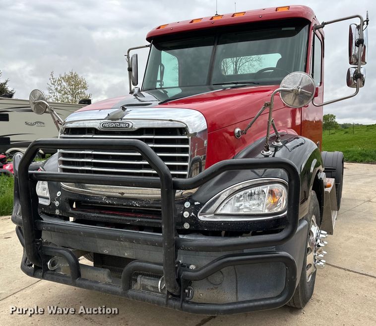 image for item LR9340 2005 Freightliner  Columbia semi truck