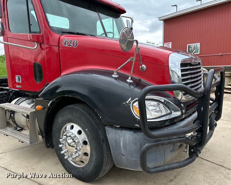 image for item LR9340 2005 Freightliner  Columbia semi truck