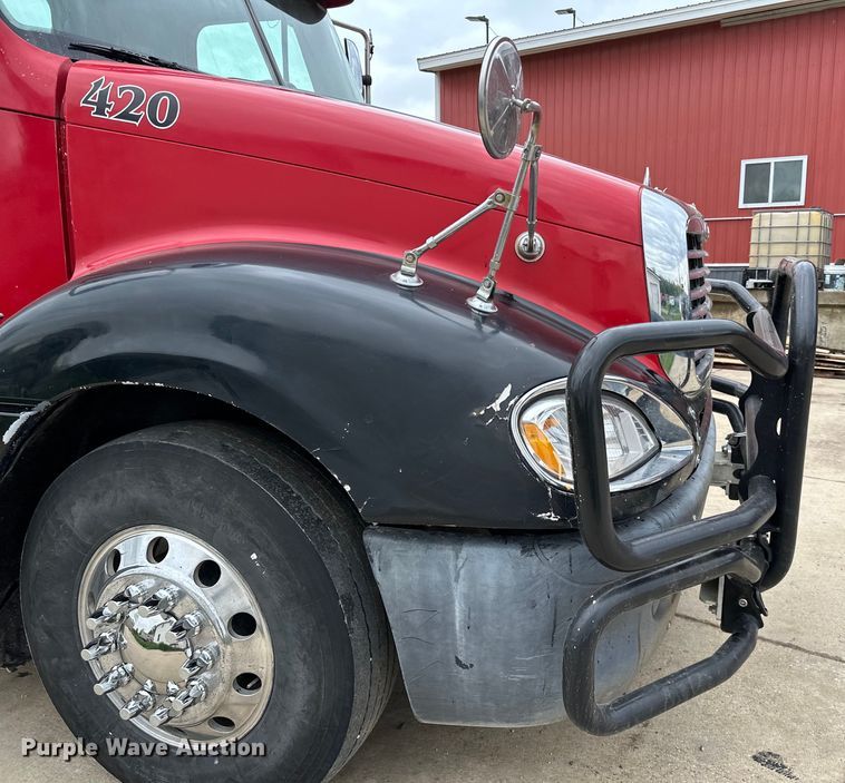 image for item LR9340 2005 Freightliner  Columbia semi truck
