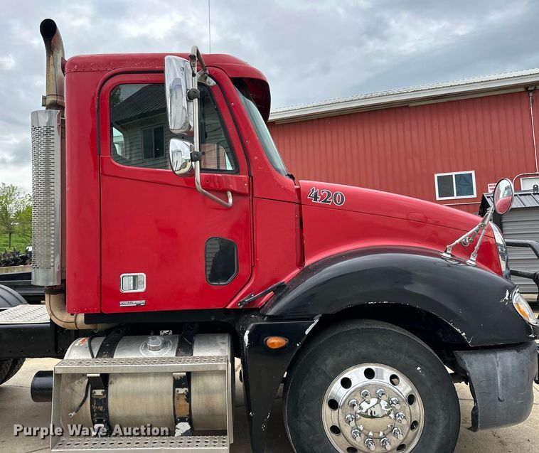 image for item LR9340 2005 Freightliner  Columbia semi truck