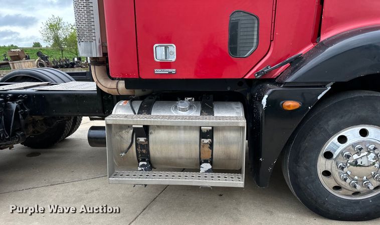 image for item LR9340 2005 Freightliner  Columbia semi truck