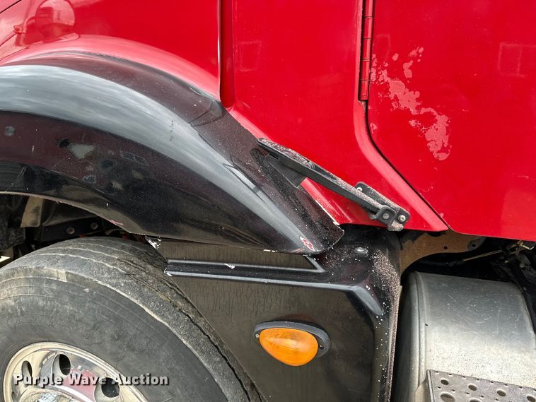 image for item LR9340 2005 Freightliner  Columbia semi truck