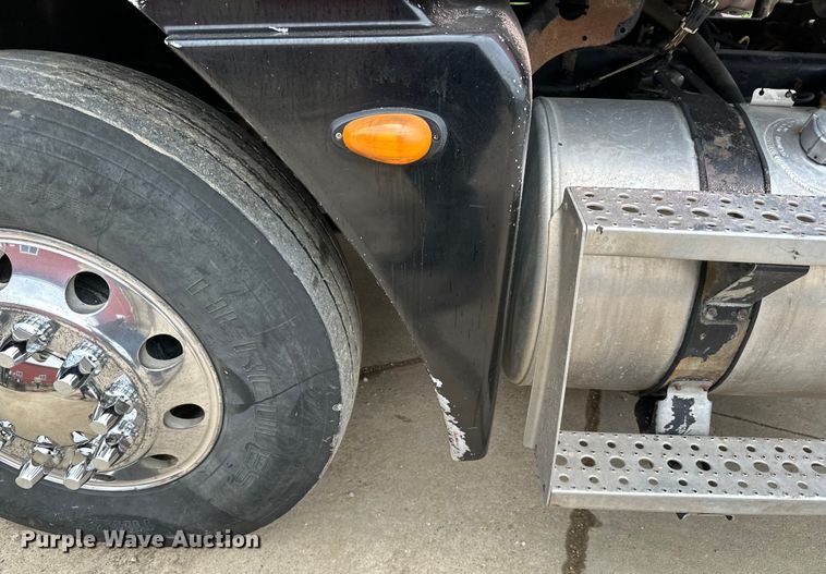 image for item LR9340 2005 Freightliner  Columbia semi truck
