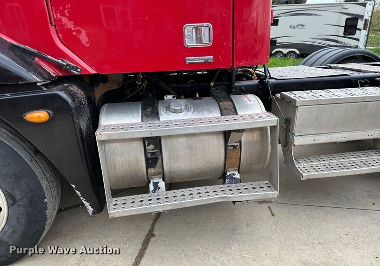 image for item LR9340 2005 Freightliner  Columbia semi truck