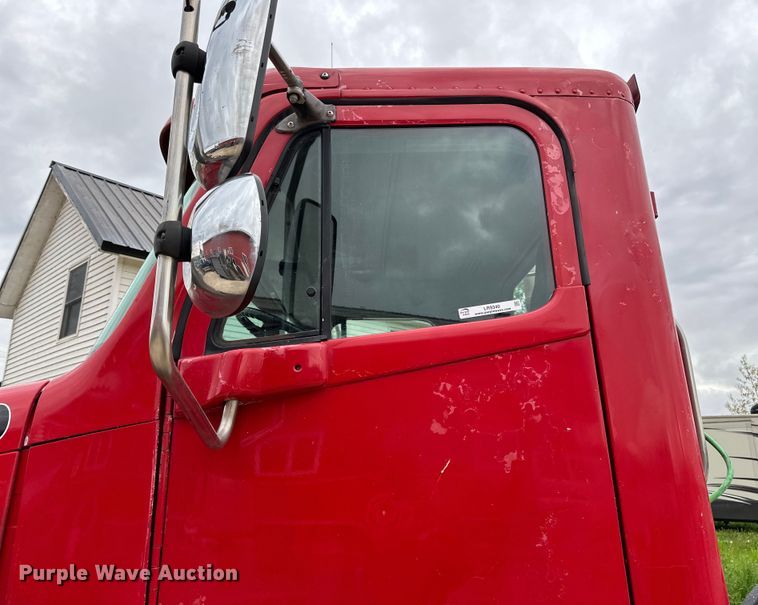 image for item LR9340 2005 Freightliner  Columbia semi truck