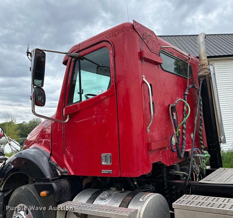 image for item LR9340 2005 Freightliner  Columbia semi truck