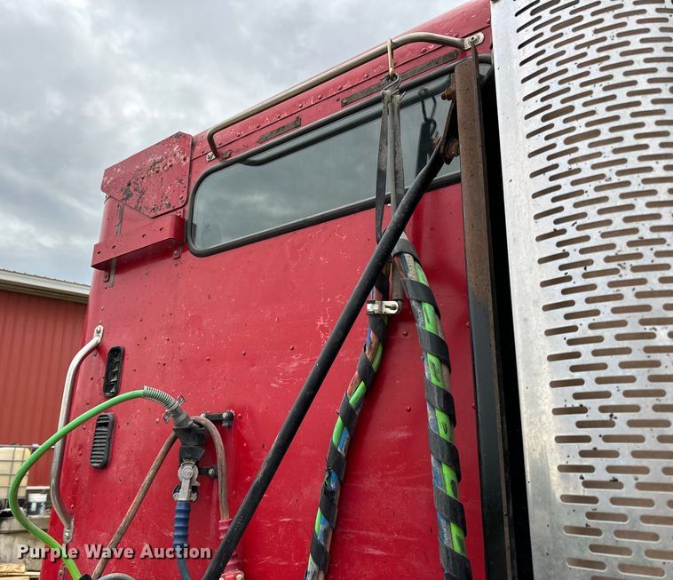 image for item LR9340 2005 Freightliner  Columbia semi truck
