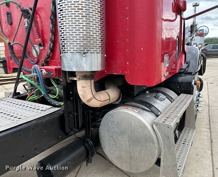 image for item LR9340 2005 Freightliner  Columbia semi truck