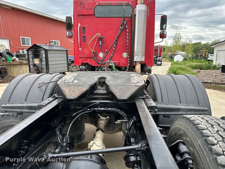 image for item LR9340 2005 Freightliner  Columbia semi truck